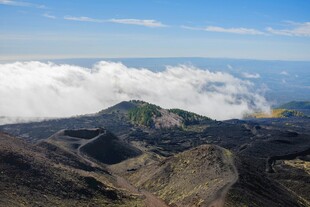 火山景观俯瞰壮丽云海