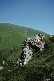 山间嶙峋怪石与葱郁绿野