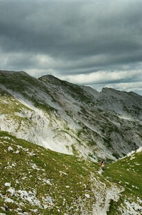 山峦云雾间的壮美自然景观