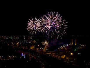 城市夜空绽放绚丽烟花