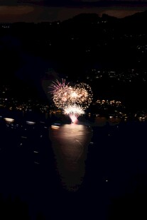 夜湖之上绚烂烟花绽放