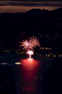 湖畔夜空中绽放的绚烂烟花