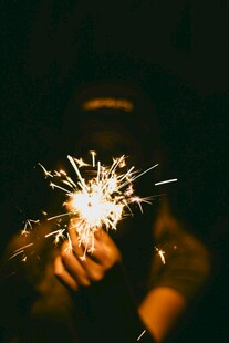 手持闪耀仙女棒的瞬间