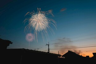 夕阳下绽放的绚烂烟花