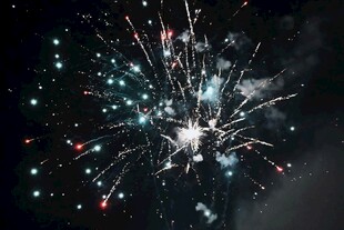 夜空中绚烂绽放的烟花
