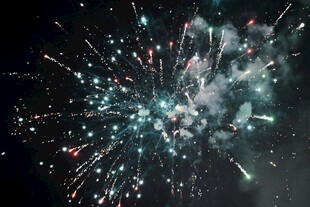 夜空中绚烂绽放的烟花