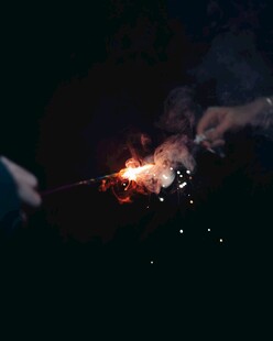 夜空中绚烂的烟火绽放