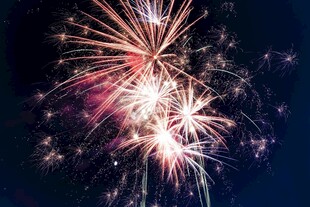 夜空中绚烂绽放的烟花