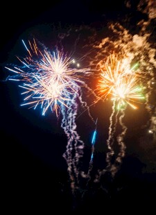 夜空中绚烂的烟花绽放