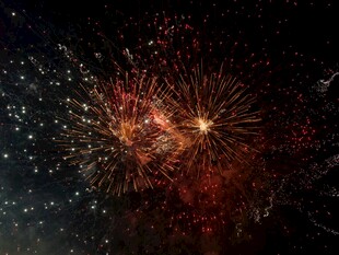 夜空中绚烂绽放的烟花
