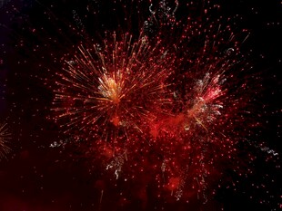 绚丽红色烟花绽放夜空