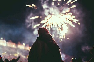 观赏烟花的人群剪影