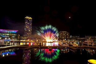城市夜景中的绚丽烟花绽放