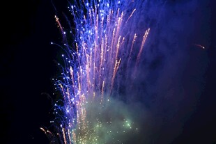 夜空中绚烂绽放的烟花