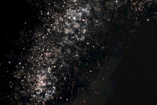夜空中闪烁的璀璨星尘