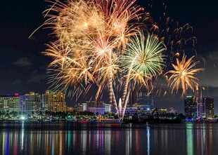 城市夜空绚烂烟花绽放