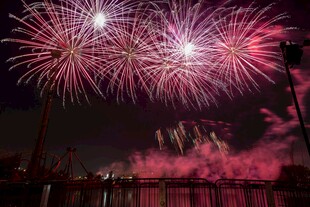 夜空中绚烂的粉色烟花