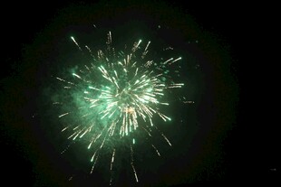 夜空中绽放的绿色烟花