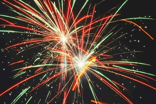 绚丽烟花绽放夜空