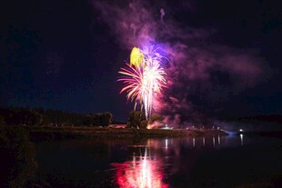 湖畔夜空中绚烂的烟花