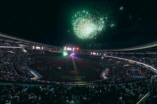 璀璨烟花下的热闹演唱会