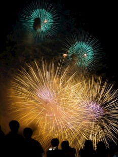 夜空中绚烂的烟花表演