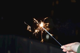 手持烟花棒闪耀瞬间