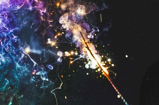 绚丽烟花绽放夜空