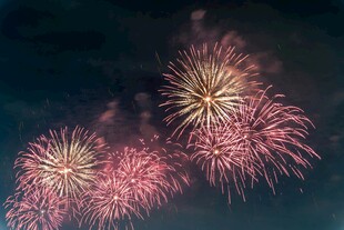 夜空中绚烂的粉色烟花