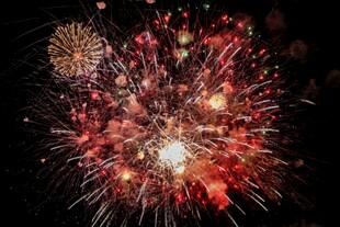 绚丽烟花绽放夜空