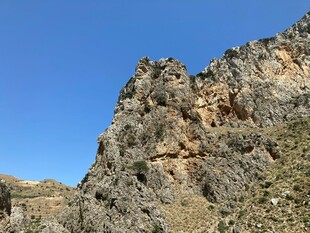巍峨嶙峋的陡峭山壁