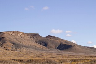 荒凉山丘景观