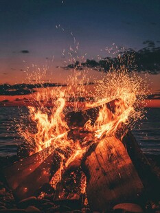 湖畔篝火夜景