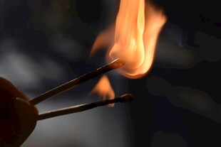 火柴点燃瞬间的火焰