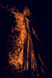 篝火熊熊燃烧的夜晚景象