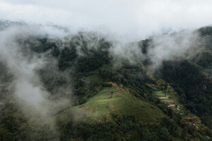 云雾缭绕的山间美景