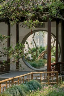 中式园林圆窗景致