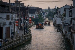 江南水乡河道船只景象