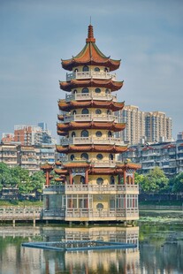 湖畔古塔楼