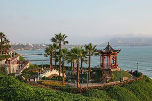 海滨美景中的中式凉亭