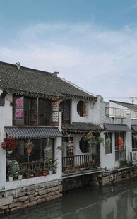 江南水乡古建筑临水而立