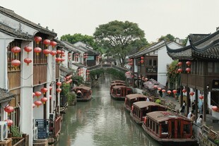江南水乡古巷中的悠悠河道