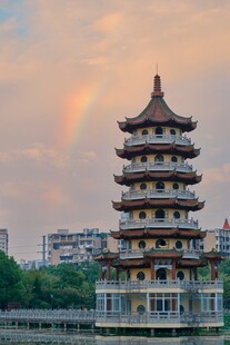 古典宝塔映于绚烂天空