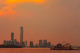 夕阳下的城市天际线美景
