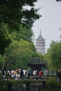 西湖畔古建筑与游人景致