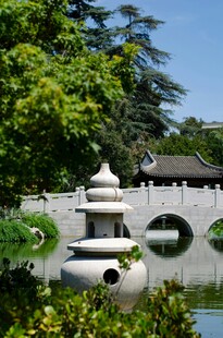 中式园林水景石塔景观