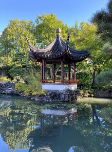 中式湖畔古亭美景