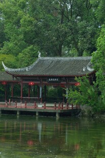 湖畔中式亭阁