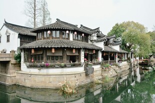江南水乡古建筑临水而立