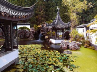 中式古典园林景观一角